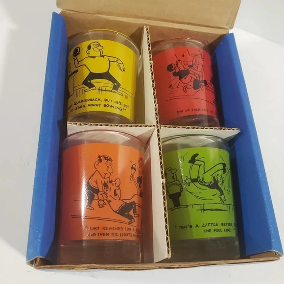 Vtg The Jesters Set of 4 Shot  Glasses. - Picture 3 of 10